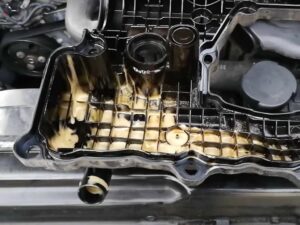 BMW N42/N46 galvutės dangtelio keitimo procedūra, dangtelis nuvalomas nuo nuosėdų